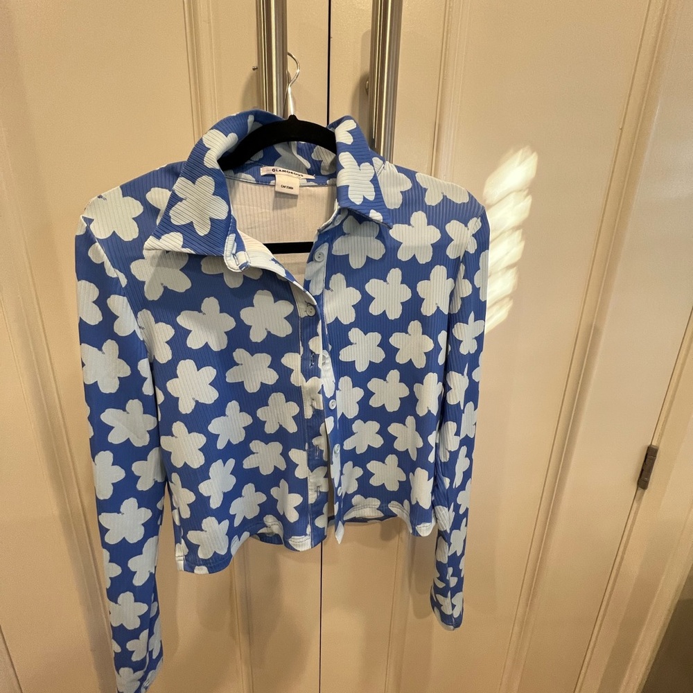 Cute cropped knit button up. 60’s inspired floral. Like new